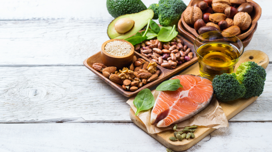 Fleromättade fettsyrorna omega-3 och omega-6 finns bland annat i nötter och vissa vegetabiliska oljor, medan långa omega-3-fettsyror främst finns i fet fisk.  Foto: Shutterstock